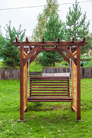 Columpio con pérgola de madera para jardín