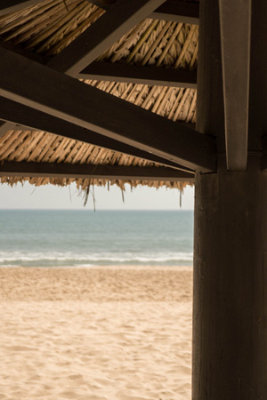 Sombrillas de madera para chiringos y hoteles en la costa